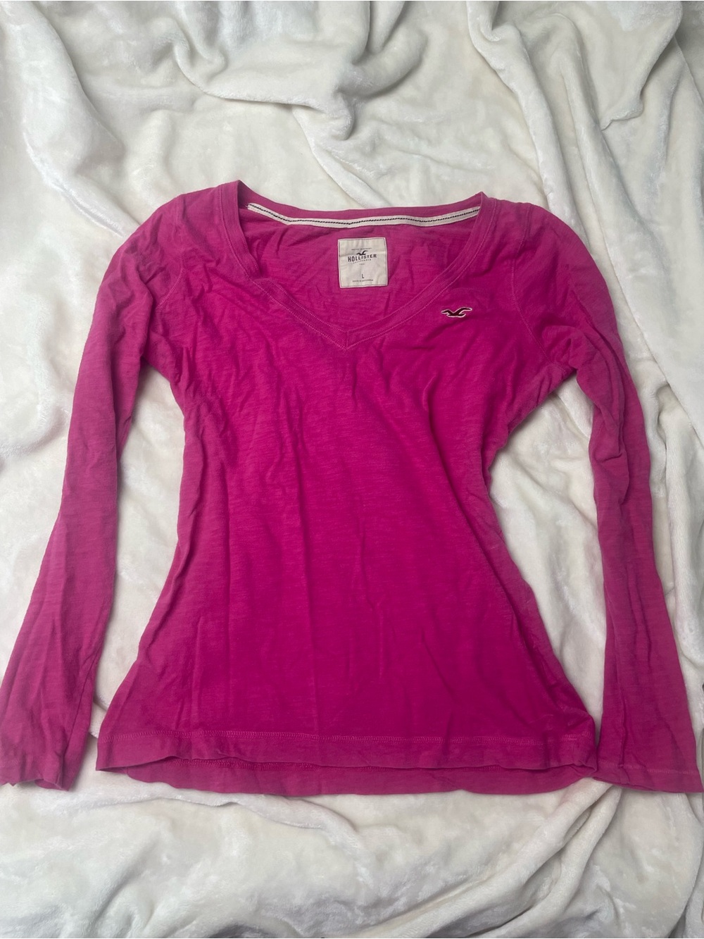 2000s Hollister Women's Long-Sleeve V-Neck Tee in Fuchsia Pink